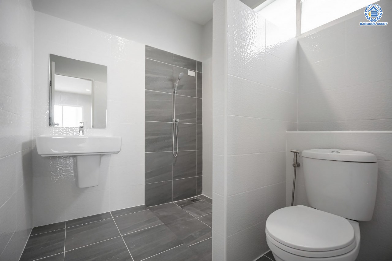 บ้านมือสองตกแต่งใหม่ โครงการ บ้านแก้ววิลล่า จรัญสนิทวงศ์ หลังมุม ทาวน์เฮ้าส์ 3 ชั้น เนื้อที่ 22.9 ตร.ว. ฟังก์ชัน 3 ห้องนอน 4 ห้องน้ำ จอดรถได้ 2 คัน บนทำเลศักยภาพ เชื่อมต่อหลายเส้นทาง ใกล้รถไฟฟ้าสายสีน้ำเงิน "สถานีไฟฉาย"